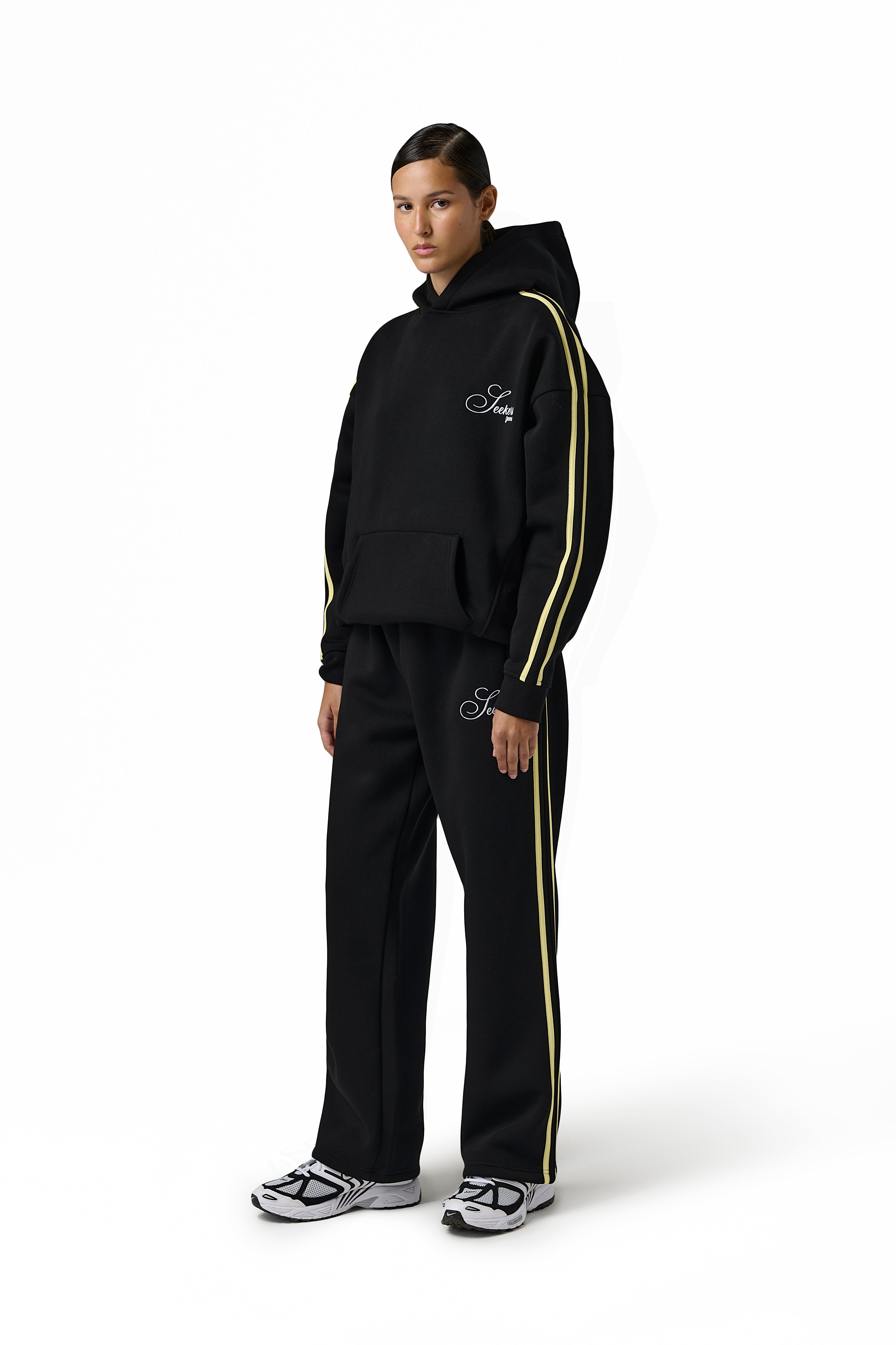 Model Scarlett is 5'8" and wears size S.